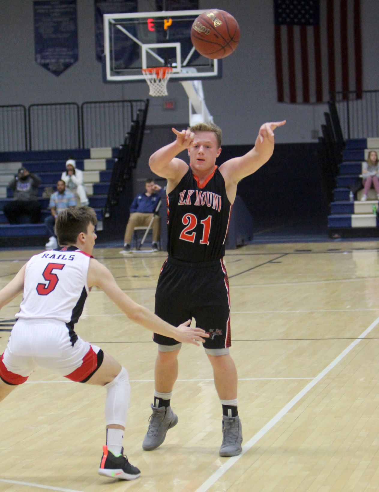 Elk Mound boys basketball vs Altoona 12-1-18
